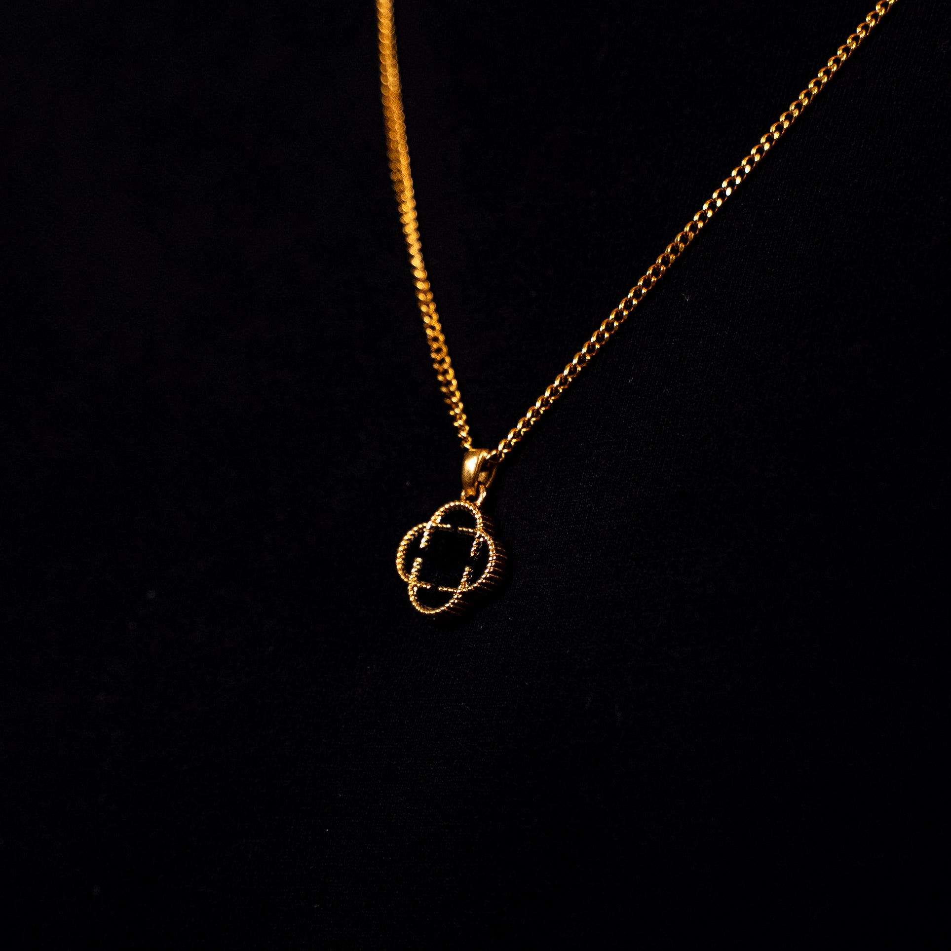 COLGANTE TREBOL BLACK GOLD
